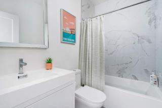 Luxury 2-Bedroom Oasis at College & Bathurst - 6