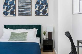 Luxury 2-Bedroom Oasis at College & Bathurst - 1