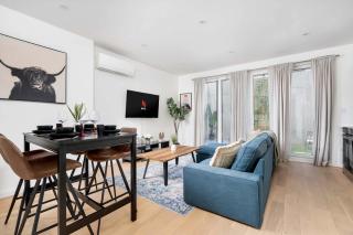 Luxury 2-Bedroom Oasis at College & Bathurst - 3