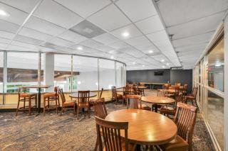 Eastlake Suites Hotel & Conference Center By OYO Urbana - Champaign - 1