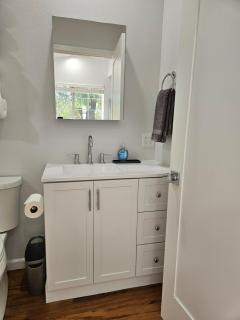 Modern 1-bedroom Studio with Full Kitchen and Bath - Santa Clarita - 4