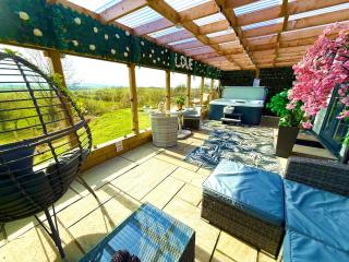 Barlosh kiloch Tpod Lodge, Ayrshire, elec jacuzzi, bbq, Firepit, indooroutdoor terrace with outdoor sofa, egg chair,dinning country views,etc very spacious inside and out - Ochiltree - 1