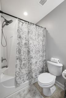 King and Queen Beds with a Gourmet Kitchen - Charlotte - 1