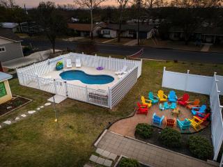 Uncorked Cottage - Hot Tub & Heated Pool - Fredericksburg - 8
