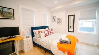Stylish 4BR 4BA Rooftop Deck & Private Parking! - Washington - 8