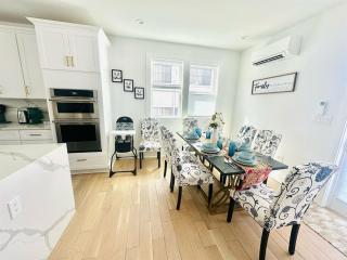 Stylish 4BR 4BA Rooftop Deck & Private Parking! - Washington - 6