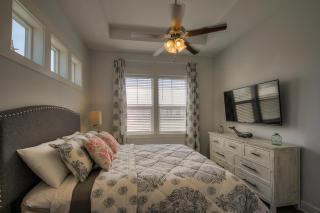 Whale Tales Prominence 30A! BESIDE POOL! 6 seater LSV! 4 Bikes Sleeps 6! - Watersound Beach - 1