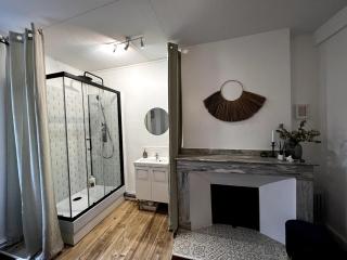 Spacious family home with river access - Izaourt - 1
