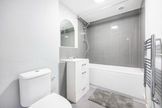 Spacious Four Bedroom Battersea House Contractors Families - 9