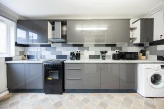 Spacious Four Bedroom Battersea House Contractors Families - 5