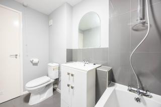 Spacious Four Bedroom Battersea House Contractors Families - 3