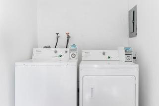 Chic 2-Bed Oasis Sleeps 6! Minutes From Strip! - 1