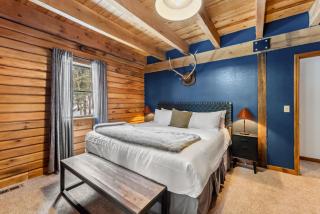 Mountain Escape with Hot Tub and Lounge Area - 9