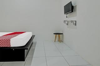 Super OYO 92433 Sirih Gading Family Guest House - Tulungagung - 1