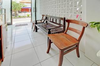Super OYO 92433 Sirih Gading Family Guest House - Tulungagung - 0