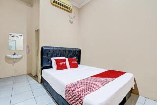 OYO 92459 Cahyo Kost 2 - 0