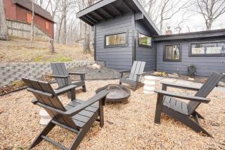 Black Walnut Cabin on 2 Acres in Luray! - Luray - 0