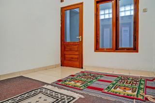 SPOT ON 92532 Penginapan Hj Lilis Syariah - Sukabumi - 1