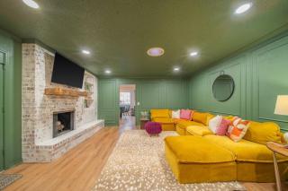 Luxury 4br Okc Retreat W Hot Tub & Pool Table - 4