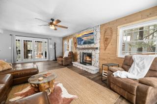 Sugarpine Retreat - Spacious modern cabin with a hot tub, game room, fire pit, and fenced yard - Big Bear City - 5