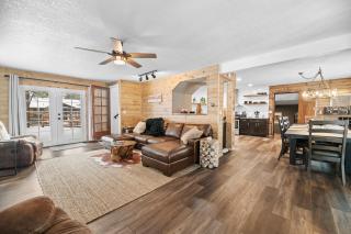 Sugarpine Retreat - Spacious modern cabin with a hot tub, game room, fire pit, and fenced yard - Big Bear City - 4