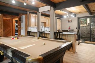 Timber Wolf Tavern - Walk to Slopes, Game Room, Pool Table, BBQ - Big Bear Lake - 5