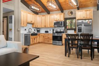 Timber Wolf Tavern - Walk to Slopes, Game Room, Pool Table, BBQ - Big Bear Lake - 6