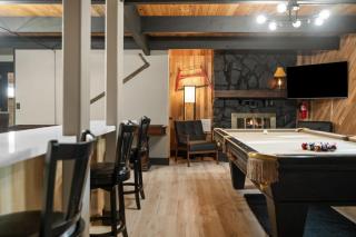Timber Wolf Tavern - Walk to Slopes, Game Room, Pool Table, BBQ - Big Bear Lake - 1