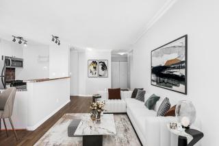 Chic and Central 2BR Home Next to Yaletown Nightlife - 4