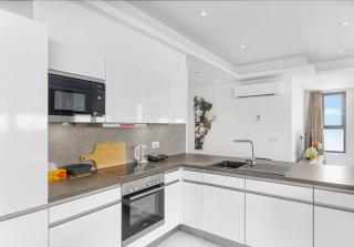 Exclusive Sky Haven 3 Bedroom Penthouse with Private Elevator & Breathtaking Ocean Views - Accra - 6