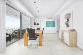 Exclusive Sky Haven 3 Bedroom Penthouse with Private Elevator & Breathtaking Ocean Views - Accra - 2