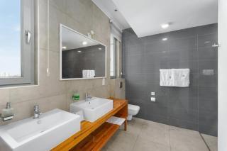 Exclusive Sky Haven 3 Bedroom Penthouse with Private Elevator & Breathtaking Ocean Views - Accra - 1