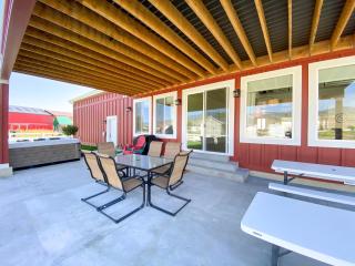 The Red Farmhouse - Garden City - 9