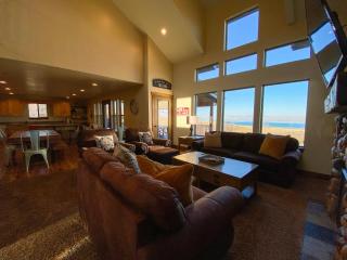 Sunrise Retreat Cabin, Spectacular views, hot tub - Garden City - 9