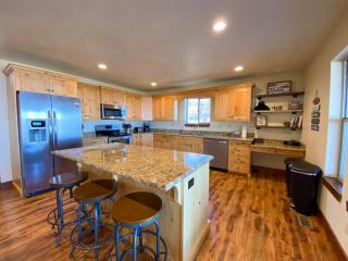 Sunrise Retreat Cabin, Spectacular views, hot tub - Garden City - 8