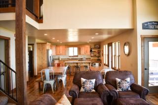 Sunrise Retreat Cabin, Spectacular views, hot tub - Garden City - 5