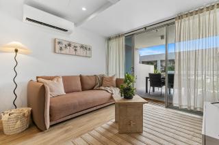 Lowanna Livin, footsteps to Surf, Shop and Dine on the Sunshine Coast - Buddina - 5