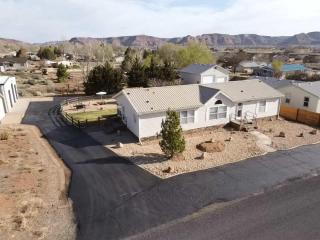 Home near Zion with private hot tub Sleeps 10 - Kanab - 3
