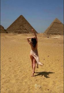 NEFERTITI FRONT of PYRAMIDS VIEW - Il Cairo - 9