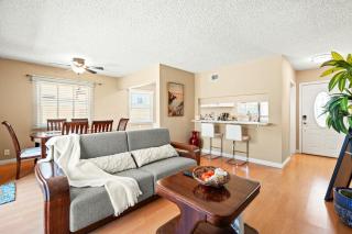Modern 4B Retreat with Cozy Decor - Upland - 7