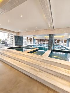 Apto com lazer completo, piscina, ar, mercadinho e pet friendly a 1 min da praia - Praia Grande - 0