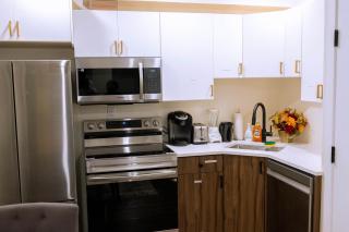 Modern and Private Guest Suite - 5