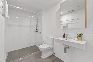 Central South Bank Apt with City Views, Study & Park - 2