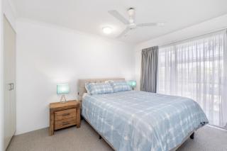 Resort-Style Stay with Balcony & Garage Parking - Torquay - 8