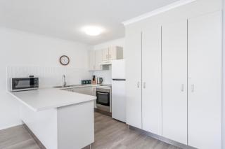 Resort-Style Stay with Balcony & Garage Parking - Torquay - 4