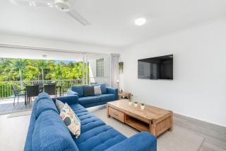 Resort-Style Stay with Balcony & Garage Parking - Torquay - 3