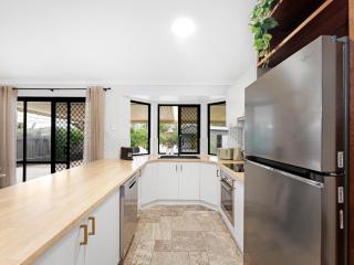 Spacious 3-Bed Beachside House with Outdoor Area - Hervey Bay - 7