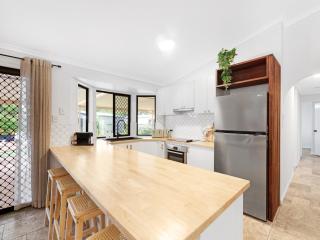 Spacious 3-Bed Beachside House with Outdoor Area - Hervey Bay - 4