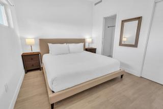 Modern 1BR Condo, 2 min walk to prime Seven Mile Beach, The Grove Unit 33 - 1