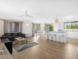 Spacious 3-Bed Home with Large Balcony - Hervey Bay - 0